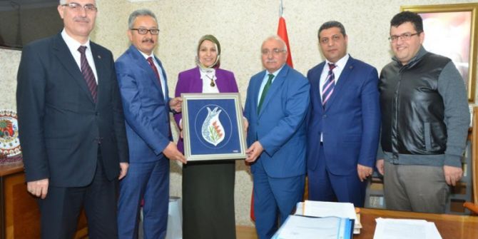 Türkiye’nin İlk Başörtülü İl Müdürüne Eski Mesai Arkadaşlarından Ziyaret