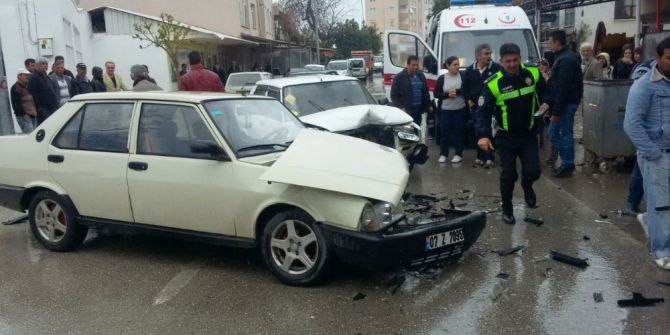 Demre’de İki Araç Kafa Kafaya Çarpıştı: 2 Yaralı