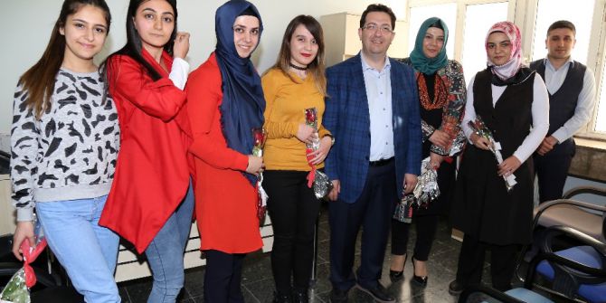 Başkan Yazgı, Kadın Personele Gül Hediye Etti