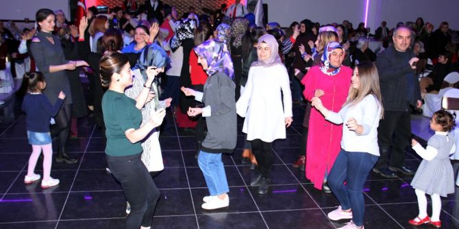 Gülüçlü Bayanlar Kadınlar Gününde Doyasıya Eğlendi