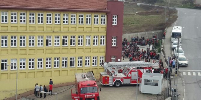 Lisedeki Yangın Kısa Süreli Paniğe Yol Açtı
