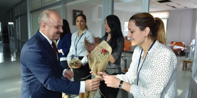 Vali Çakacak’tan Kadın Çalışanlara Gül