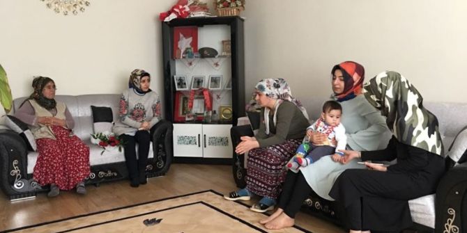 Ülkücü Kadınlar Karanfil Dağıttı