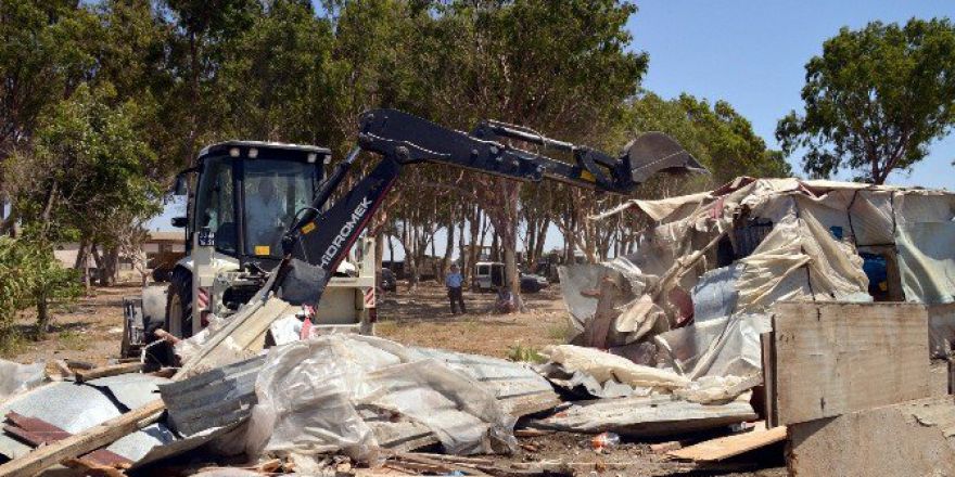 Kazanlı Sahilindeki Kaçak Barınaklar Yıkıldı