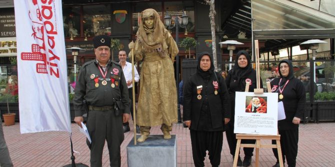 Kadın Kahramanlar Canlı Heykellerle Anıldı