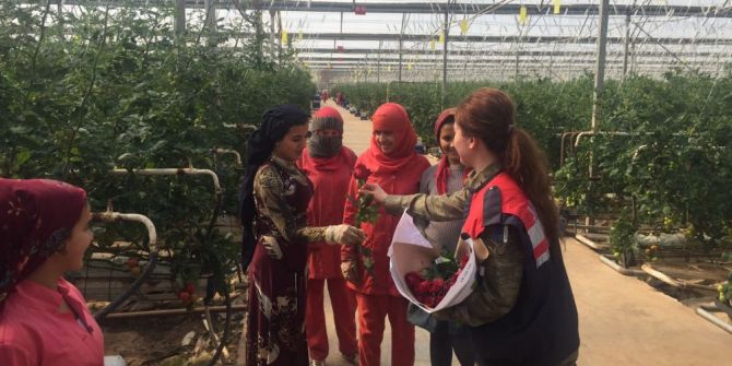 Jandarmadan Kırsaldaki Kadınlara Gül