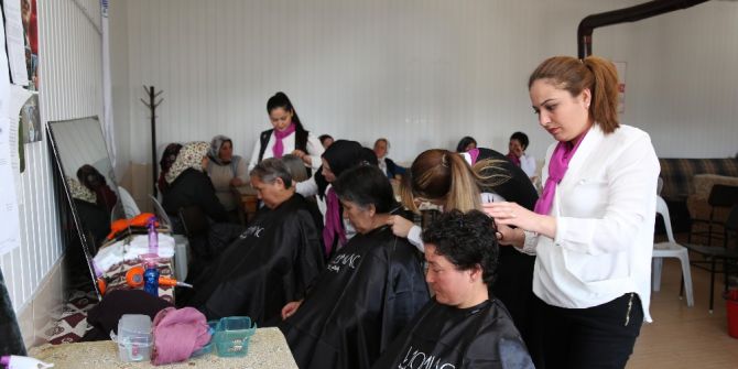 Kahvehaneyi Kuaföre Çevirdiler, Kadınlara Ücretsiz Saç Ve Cilt Bakımı Yaptılar