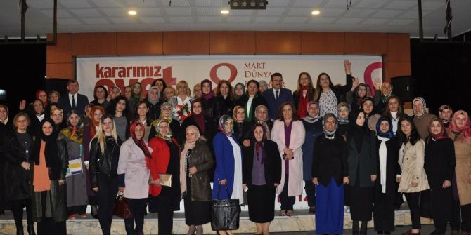 Trabzon’da Ak Partili Ve Mhp’li Bin Kadın “Evet” İçin Bir Araya Geldi