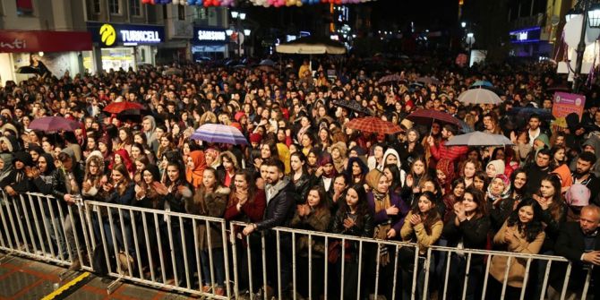Saraçlar Caddesi’nde Kadınlar Gecesi Özel Konseri