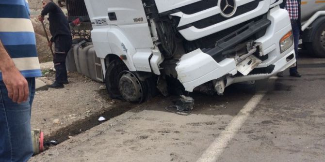 Tekeri Patlayan Tır Kayalıklara Çarptı