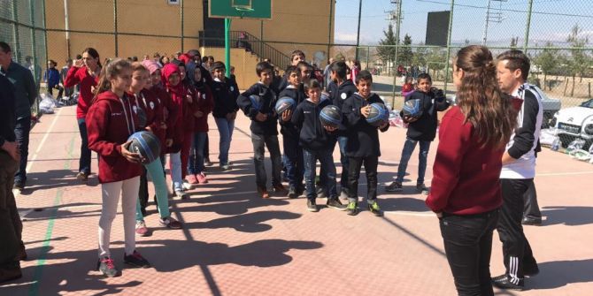 Milli Yıldız Tuğba Palazoğlu, Genç Basketbolcuların Yüzünü Güldürdü