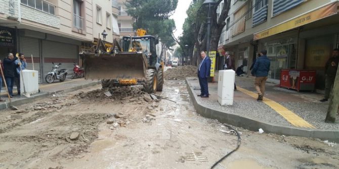 Bozulan Yollara Büyükşehirden Hızlı Müdahale