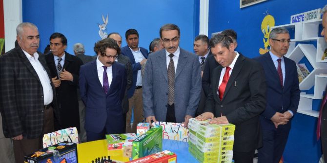 Öğrenci Velileri Ve Öğretmenler, Okula Kendi İmkanları İle Kütüphane Yaptırdı