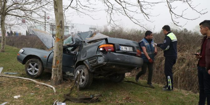 Otomobil Ağaca Çarptı: 1 Ölü, 1 Yaralı
