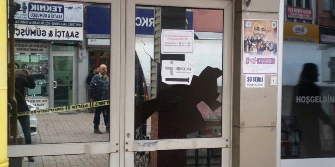 Başkana Kızdı, Makamına Kurşun Yağdırdı