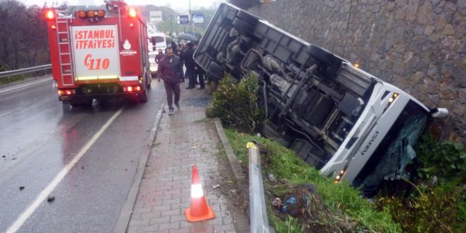 Ümraniye’de Çevik Kuvvet Polislerini Taşıyan Otobüs Devrildi: 5 Yaralı