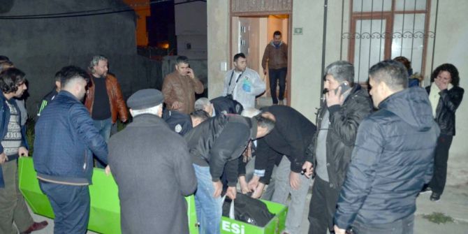 Evinde Öldürülmüş Halde Bulundu, Oğlu Şüpheli Olarak Aranıyor