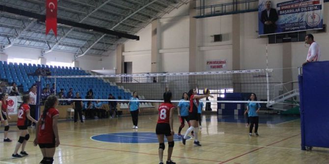 Erzincan’da Okul Sporları Voleybol Heyecanı