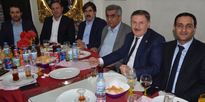 Ak Parti’li Eski Başkanlar Yemekte Bir Araya Geldi