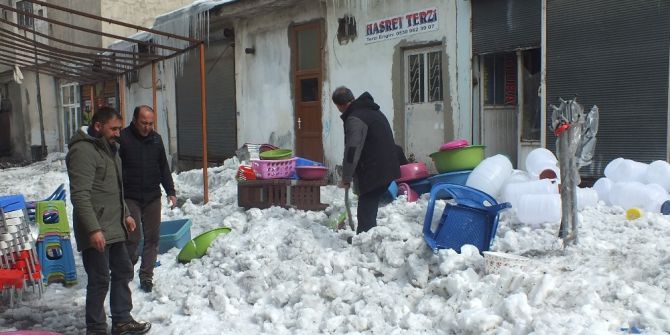 Çatıdan Düşen Kar Kütlesi Maddi Zarara Yol Açtı