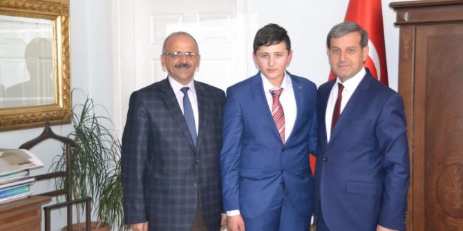 Başkan Süleyman Özkan’dan Hafız Ercan Coşgun’a Ödül