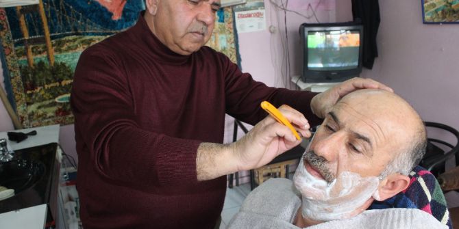 45 Yılda 200 Bin Kişiyi Tıraş Etti