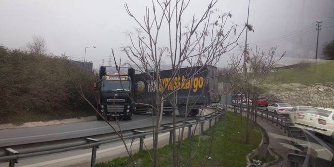 Bursa’da Tır Kazası Trafiği Kilitledi