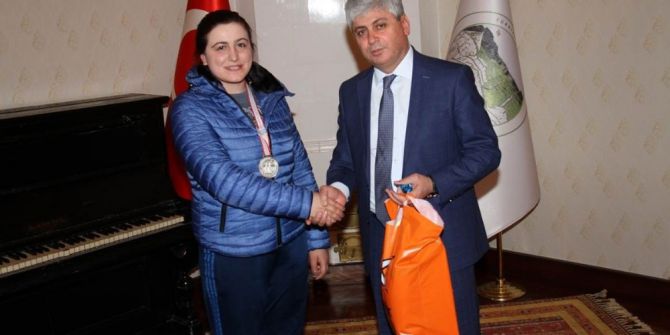 Vali Rahmi Doğan, Başarılı Sporcuları Ödüllendirdi