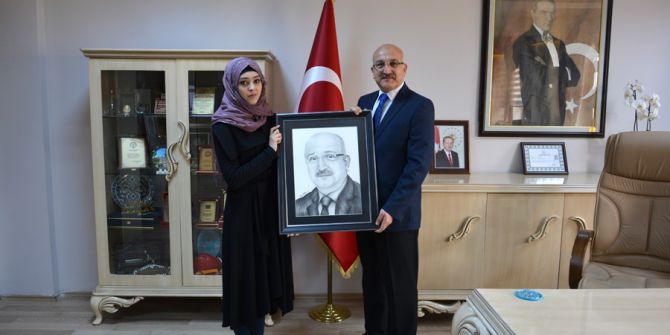 Irak’lı Kursiyer Milli Eğitim Müdürü’nün Resmini Çizdi