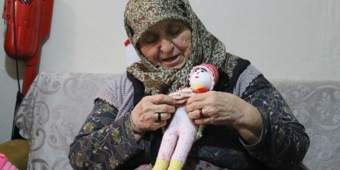 Elleriyle Ördüğü Bebekleri Satıp Geçimini Sağlıyor