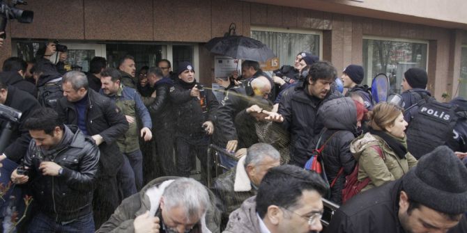 Toplu Halde İşkur Binasına Girmek İsteyen Gruba Polisten Müdahale