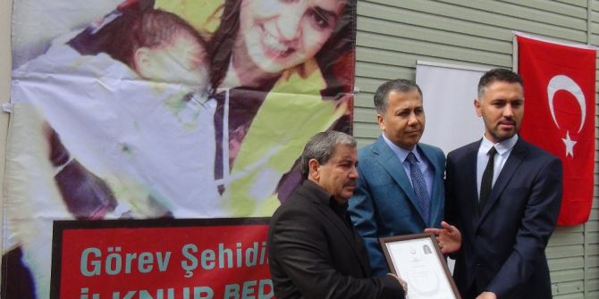 Kazazedeye Müdahale Ederken Geçirdiği Trafik Kazasında Ölen Hemşirenin Ailesine Şehitlik Beratı Verildi