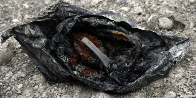 Bulunan El Bombasını Meraklı Vatandaş Canlı Yayınladı