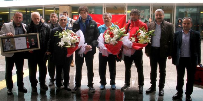 94 Yıl Sonra Madalya Getiren Milli Eskrimci Hava Limanında Karşılandı