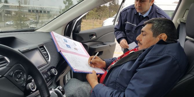 Polisler Ayaklarına Kadar Geliyor