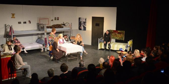 “Dar Alanda Uzun Hikayeler“ Oyununu Kuşadası’nda Sahnelendi