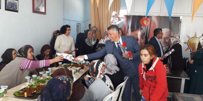 Başkan Öztürk, Kadınlara Üzerinde ‘Evet’ Yazılı Karanfil Dağıttı