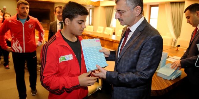 Türkiye Şampiyonalarında Dereceye Giren Rizeli Sporcuları Makamında Kabul Etti.