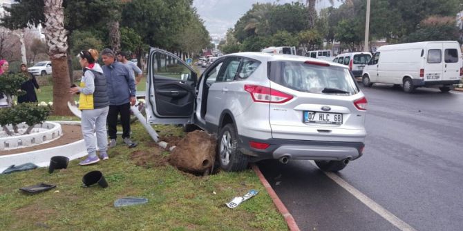 Alanya’da 2 Otomobil Çarpıştı: 3 Yaralı