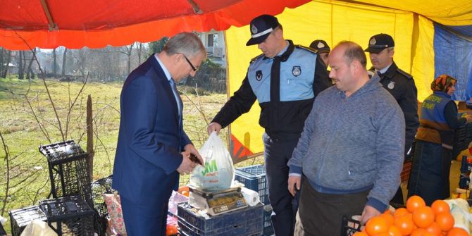 Zabıta Müdürü Özbayraklı, Pazar Esnafını Denetledi