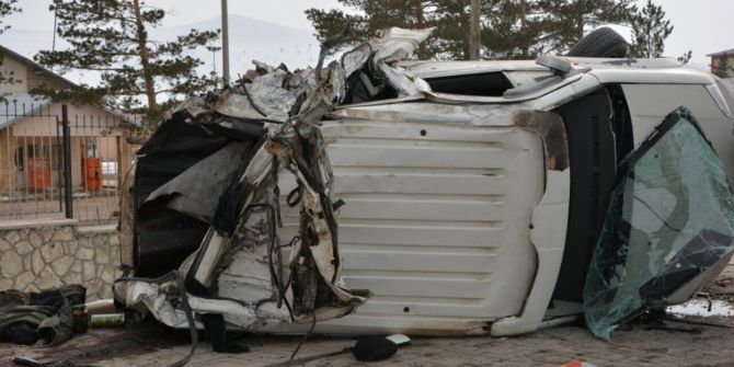 Freni Patlayan Tır, Işıklarda Bekleyen Otomobili Biçti