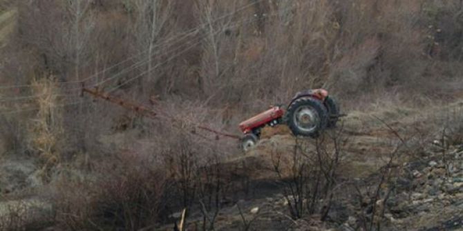Traktör Elektrik Direğine Çarpınca Yangın Çıktı