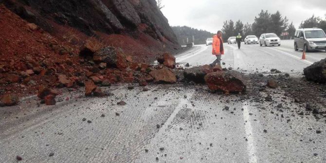 Denizli-antalya Yolunda Heyelan