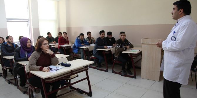 Üniversite Hayali İçin Kızı Yaşındaki Gençlerle Ders Çalışıyor