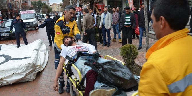 İntihar İçin Çatıya Çıkan Genci Polis İkna Ederek Kurtardı