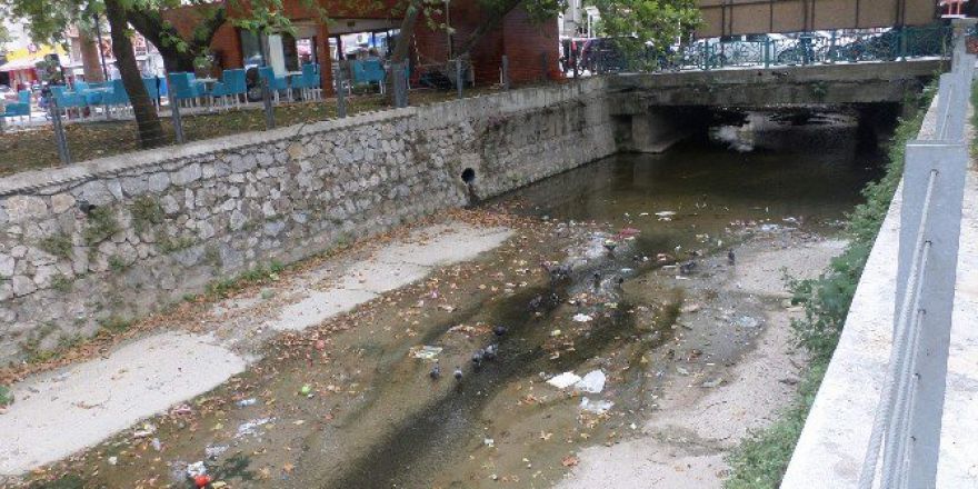 Turizm Merkezindeki Dere Çöplüğe Döndü