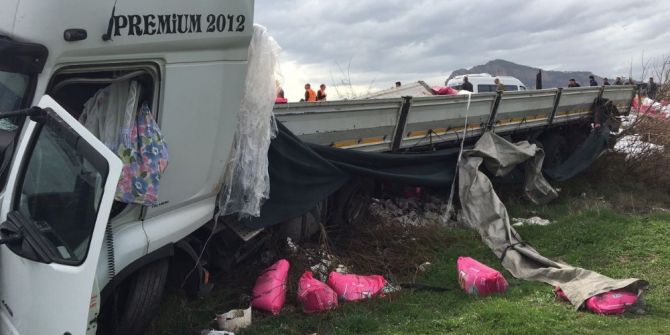 Karşı Şeride Geçen Tır, Otomobili Biçti: 3 Yaralı