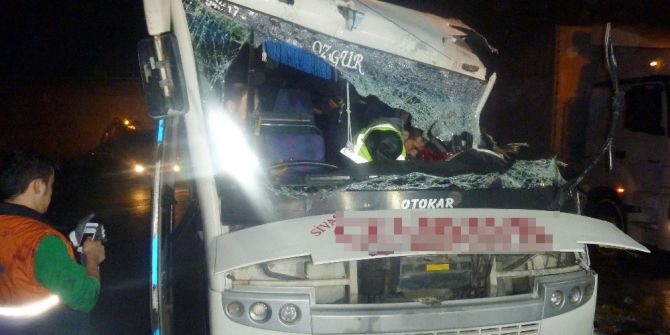 Tuzla’da Virajı Alamayan İşçi Servisi Tıra Çarptı: 4’ü Ağır 27 Yaralı