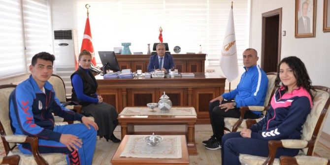 Yöneticiler İstiklal Marşı’nı Okudu