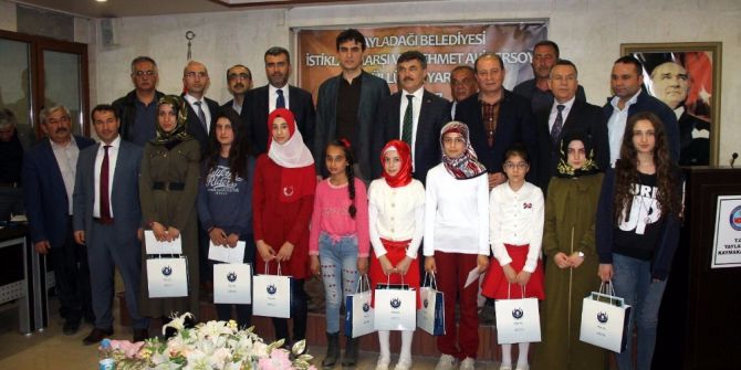 Şiir Yarışmasında Dereceye Girenlere Ödülleri Verildi